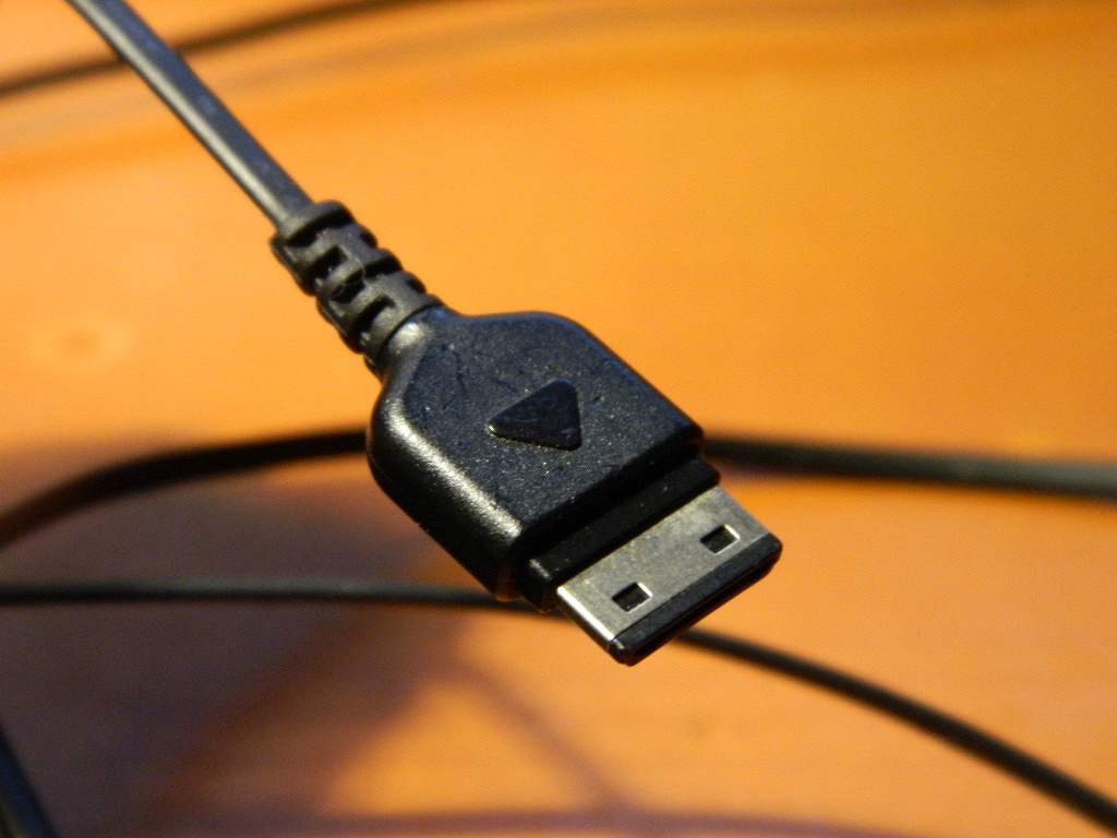 Разъемы телефонов samsung. USB кабель самсунг s3600. Samsung gt 3600 зарядник. Samsung e1080 зарядка. USB кабель для зарядки для Siemens.