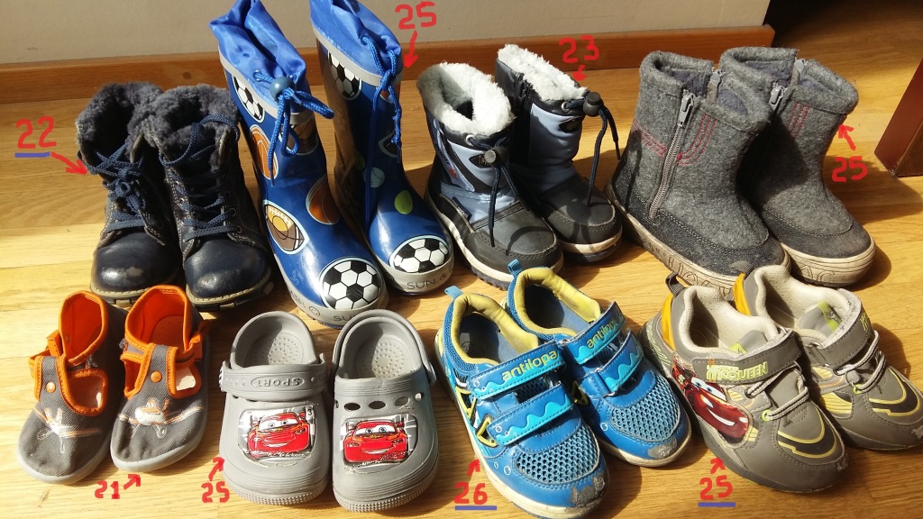 Авито обувь объявления. На мальчика вещи и обувь. Детская обувь даром. Pasito обувь детская. Ботинки детские детский мир.