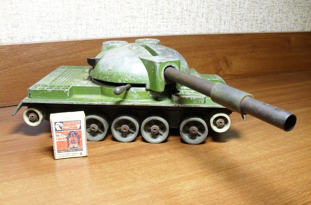 Купить стреляющий танк. Танк т-62 СССР игрушка. Советская игрушка танк. Советская игрушка танк Железный. Советская игрушка танк стреляющий.