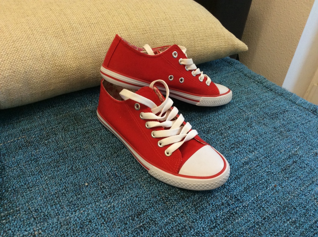 Кеды с красными шнурками