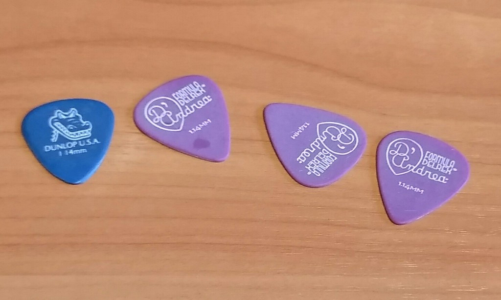 Медиатор 3 содержание. Медиатор. Фиолетовый медиатор. Медиатор для гитары синий. Медиатор для гитары фиолетовый.
