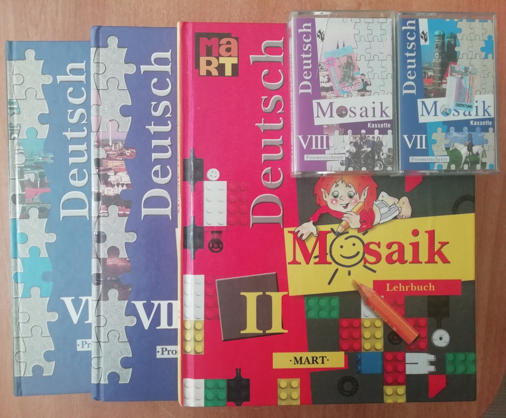 Учебники немецкого языка картинки. Mosaik Deutsch 2 класс. Учебник по немецкому Mosaik 2 класс 1 часть. Lehrbuch Mosaik 4 класс. Das Deutsche Mosaik книга для университета.