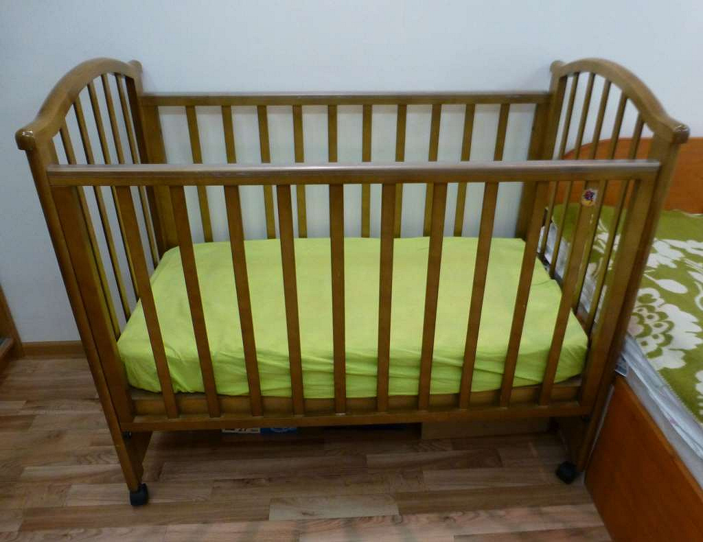 Авито куплю детскую кроватку б у. Деревянная детская кровать с матрасом. Деревянная кроватка на колесиках. Даром детские кроватки. Кроватка детская деревянная на колесиках.