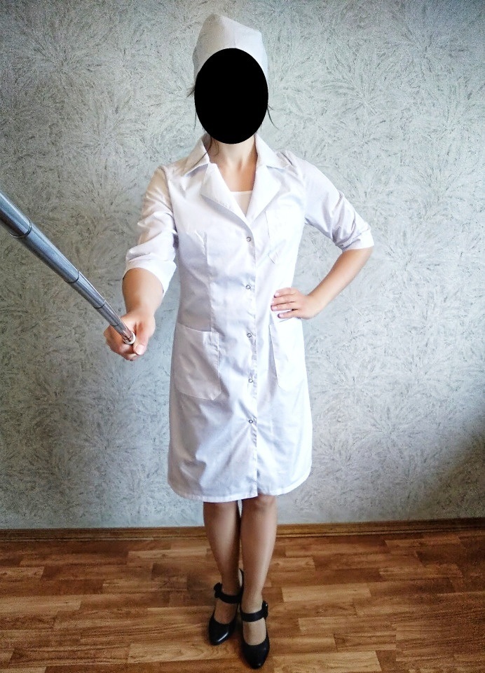 Халат и колпак. Медсестра в халате. Медицинский халат и шапочка. Грязный халат медицинский. Медсестра в белом халате.