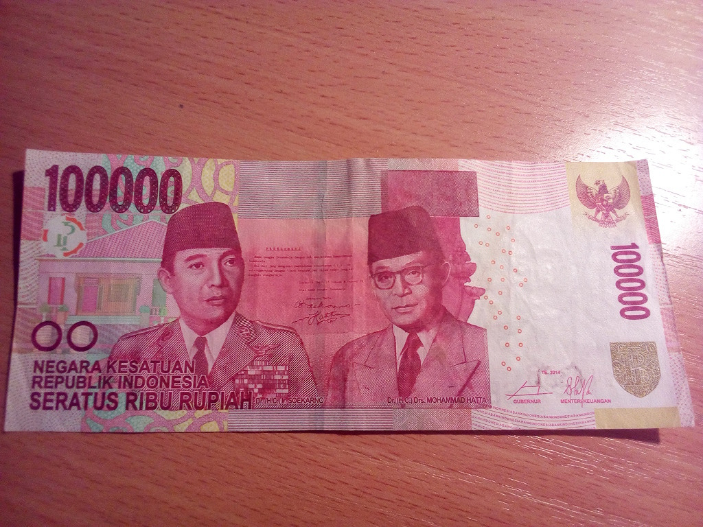 Idr в рублях. 100000 IDR. 100000 Балийских рупий в рублях. 100000 Индонезийских рупий в рублях. Банкноты Индонезии 100000 рупий.