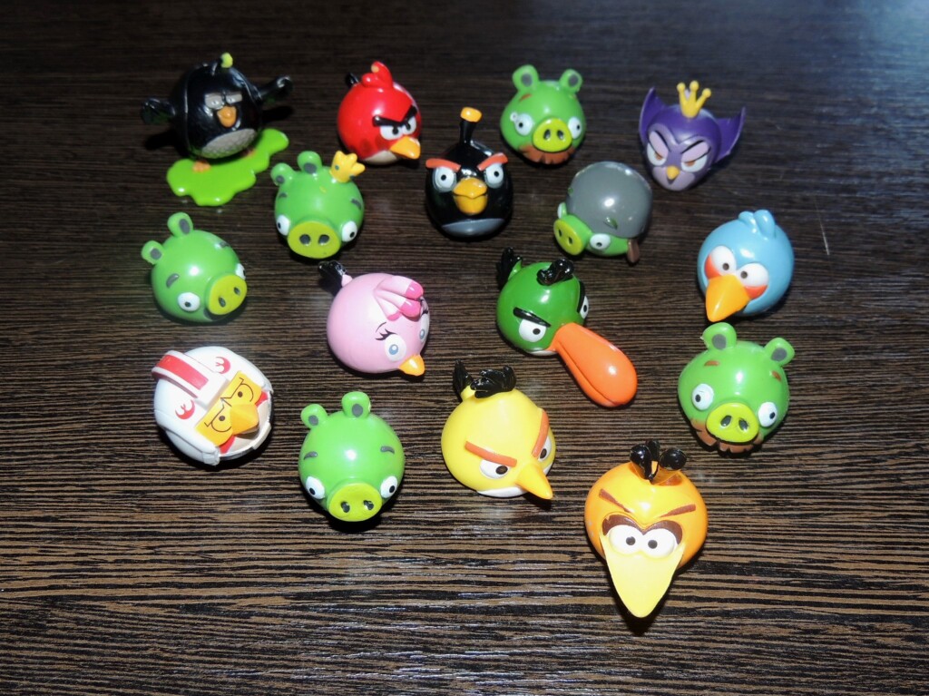 Киндер энгри бердз. Angry Birds игрушки Киндер сюрприз. Angry Birds игрушки Киндер. Angry Birds фигурки Киндер. Энгри бердз игрушки из киндера.