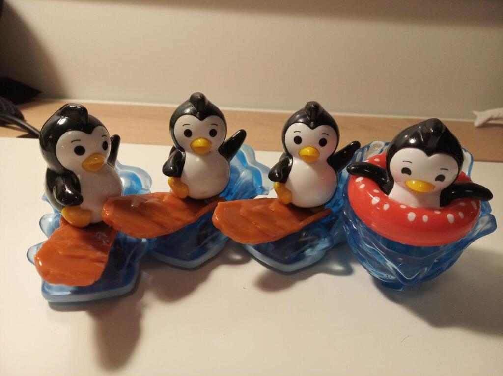 Киндер игрушки пингвины. Kinder макси пингвины. Киндер макси пингвины игрушки. Киндер пингвинчики. Киндер сюрприз макси пингвины.
