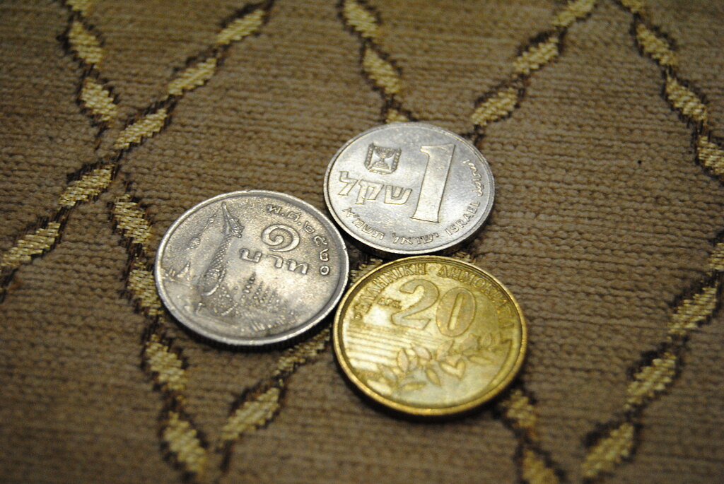 Даны три монеты. Три монеты. Тройка монет. Три монеты картинка. GEX 3 И монета.