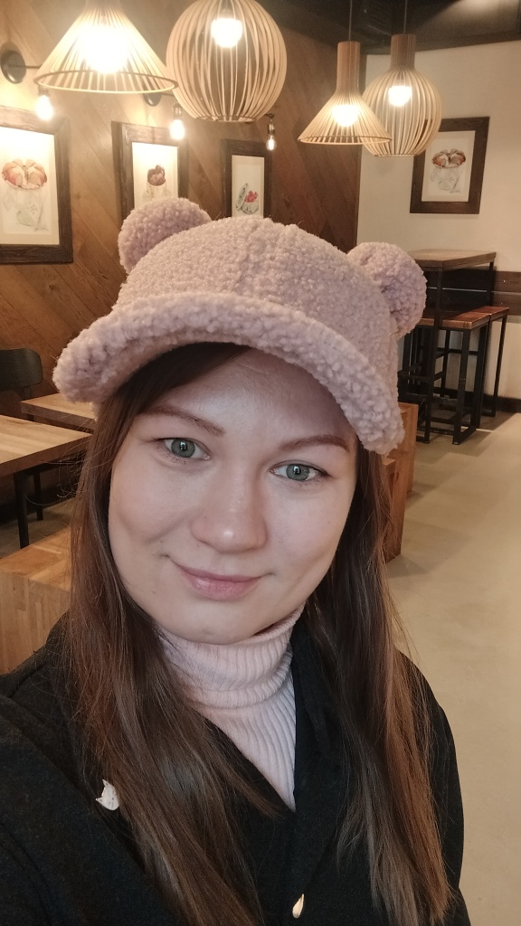 ходить в кепке зимой. стрит стайл кепи. парень в кепке со спины. девушка зима. ходить в кепке зимой.