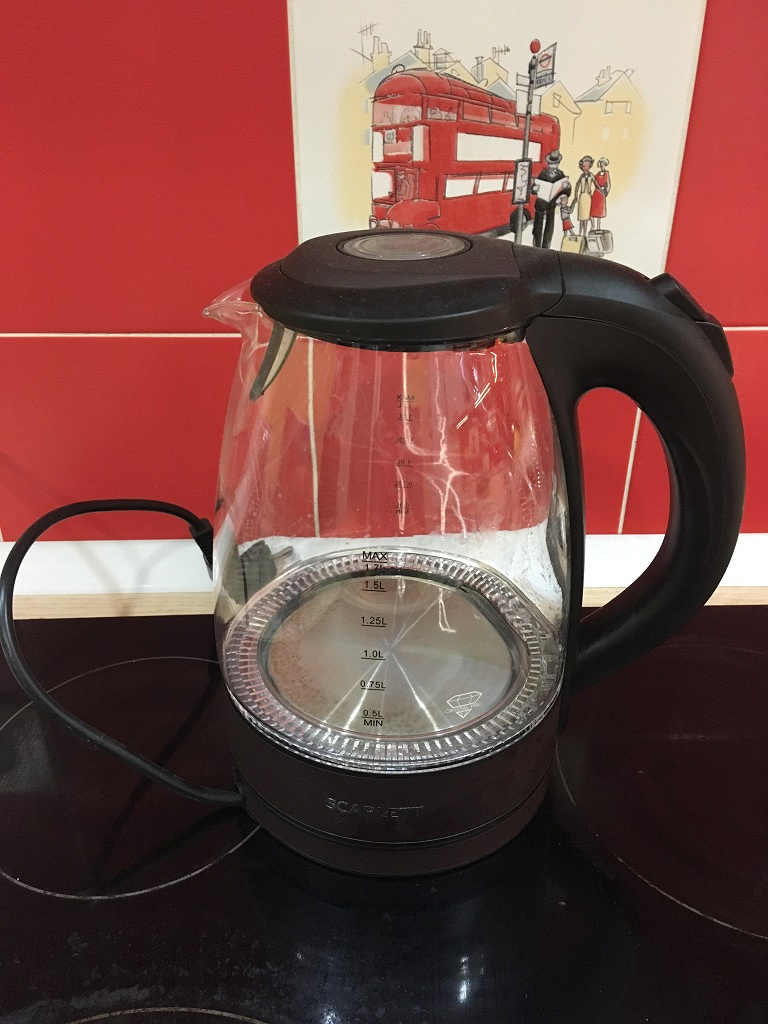 сгоревший чайник. фотографию разбитого чайника. покажи разбитый чайник. сломанный электрический чайник. сломанный чайник.