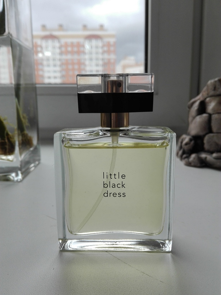 Меньше духи. Avon little Black Dress масляные. Туалетная вода Avon little White. Little Black Dress духи 100ил.