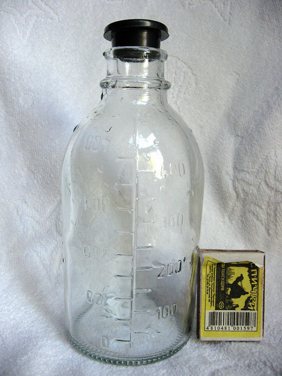 Бутылка стеклянная с резиновой пробкой. Стеклянная бутылка 100мл с резиновой пробкой физраствор. Бутылка 0.5 аптека с пробкой. Бутылочка мерная медицинская 250 мл. Стеклянные бутылочки с мерной шкалой.