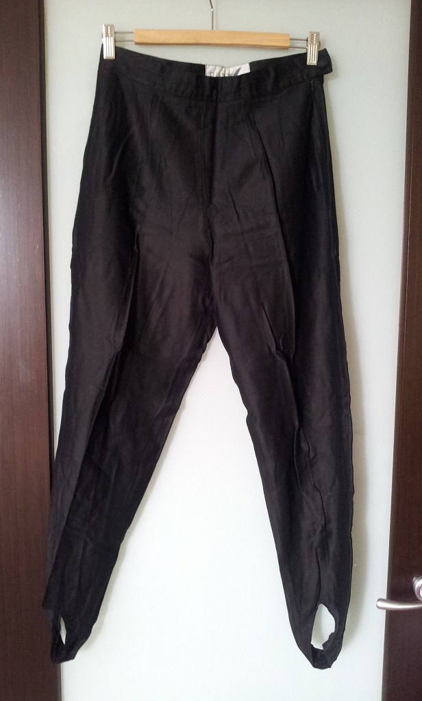 Какая часть мужского гардероба снабжена штрипками. Легинсы со штрипками из 90-х. Брюки из 90. Женские брюки из 90-х. Брюки из 90х.