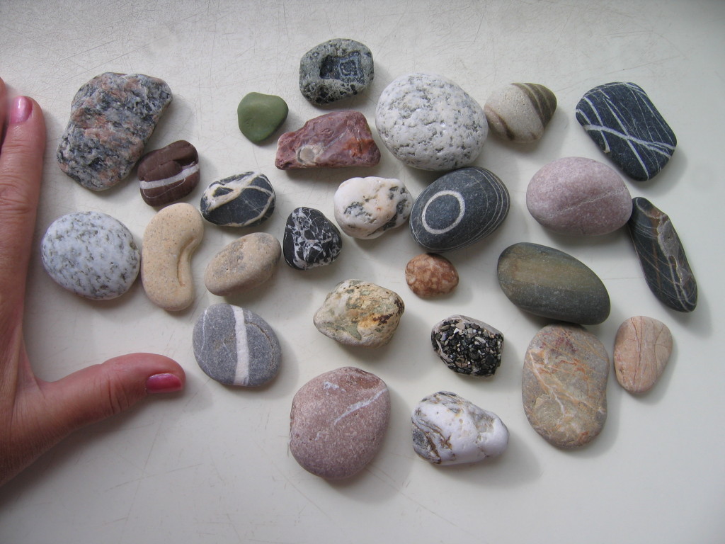 Камни каких размеров можно. Коллекция камушек. Коллекция редких камней. Камни черного моря. Коллекция речных камней.