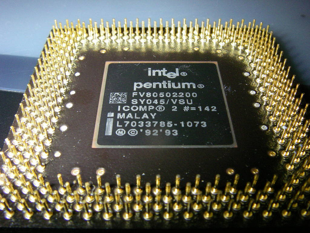 Старые интел. Процессор Intel Pentium 1. Процессор пентиум 2000. Процессор Pentium Intel 80586. Интел пентиум 1 200 блок.
