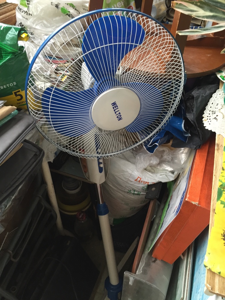 вентилятор из кулера для вентиляции. что сделать из сломанного вентилятора напольного. сломанная лопасть вентилятора. вентилятор сломался достаем инструменты. вентилятор бычок 2451308040b.