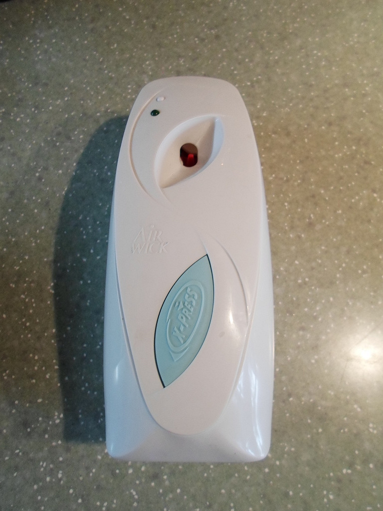 диспенсер air wick. прибор освежитель воздуха. автоматический ароматизатор воздуха. мерида автоматический освежитель воздуха. автоматический аромадиффузор для автомобиля.