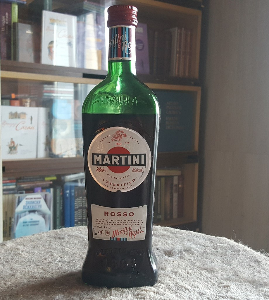 Я шел с бутылкой мартини песня. Алкоголь Martini. Martini бутылка. Мартини зеленая бутылка. Мартини Россо бутылка.