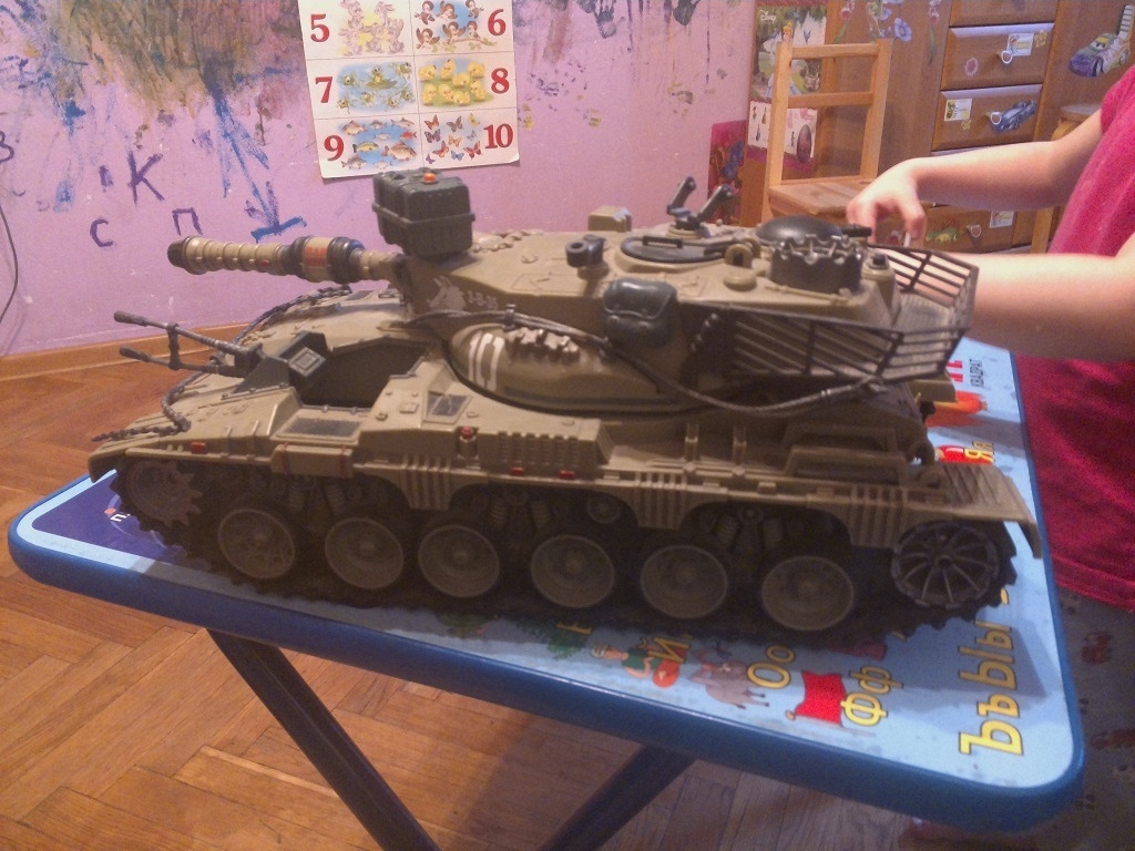 Купить танк в екатеринбурге у официального дилера. Игрушечный танк. Большой танк игрушка. Покажи игрушечный танк. Игрушечный игрушечный танк большой.