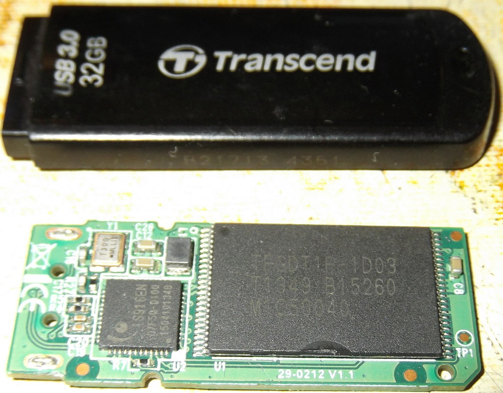 Плата флешки. USB флешка Transcend 4gb плата. Флэшка Transcend 32 GB d41671 1145.