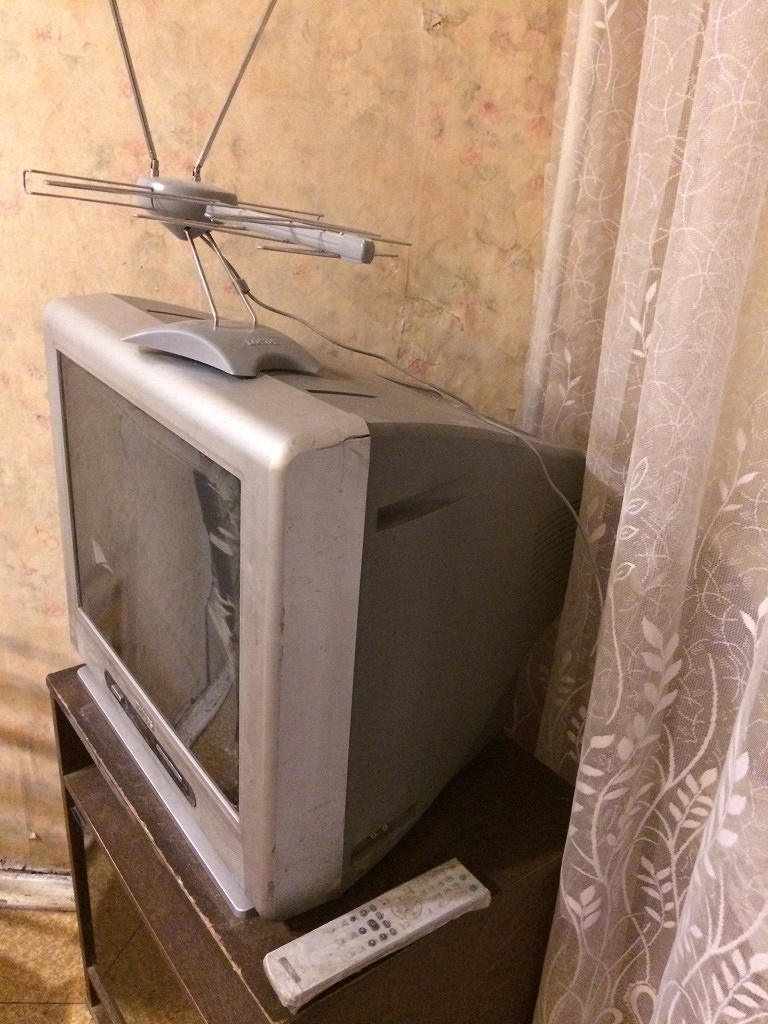 Телевизор обычный куплю. Старый телевизор. Старый телевизор с антенной. Старый телевизор с антенкой. Антенна для телевизора.