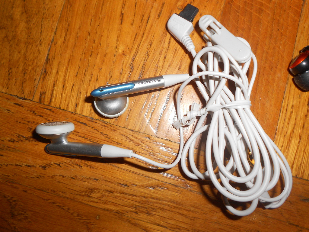 наушники разные телефонные в дар (Киев). Дарудар