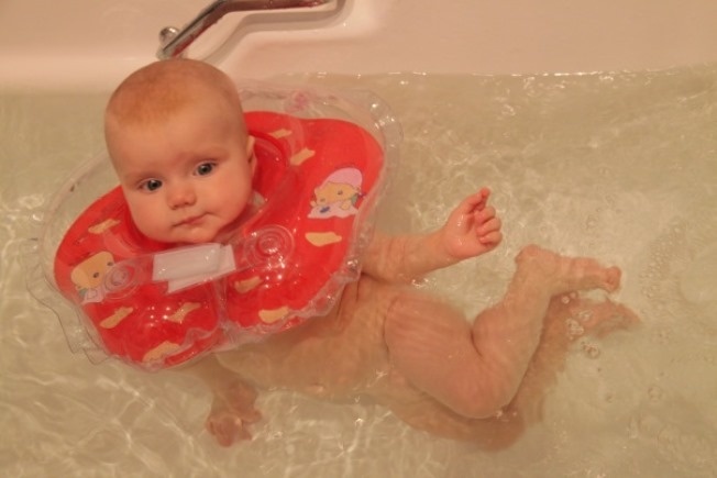 Купание с кругом на шее новорожденного. Ребенок в круге для купания. Круг для купания новорожденных. Для купания на шею ребенка. Круг на шею для купания новорожденных.