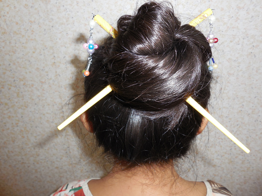 Как сделать японскую прическу с палочками с короткими волосами