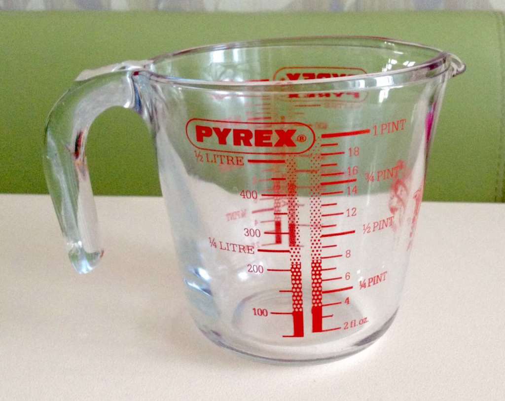 Чре мерный. Мерный кувшин Pyrex 2 л. Стеклянный мерный кувшин. Стеклянные мерные стаканы, кувшина. Мерный стакан стеклянный.