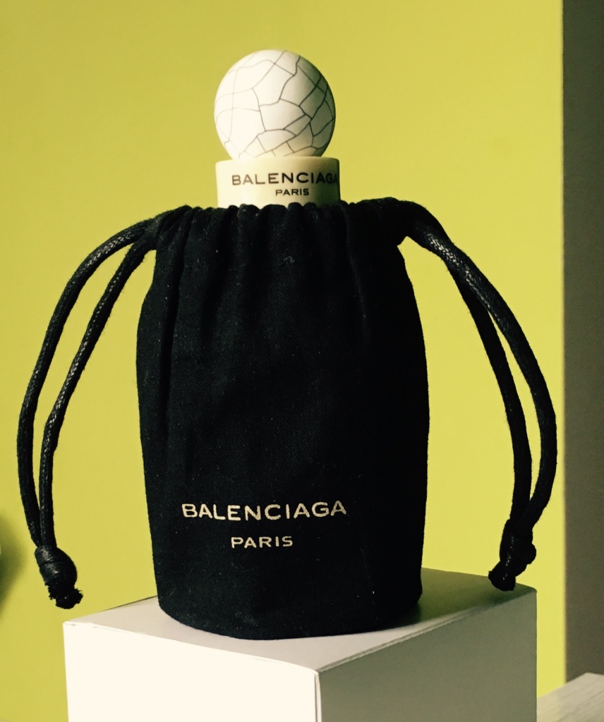 Balenciaga paris soccer. Balenciaga Paris 10 Avenue George v. Balenciaga Paris 10. Духи Баленсиага мужские. Balenciaga Paris коробка.