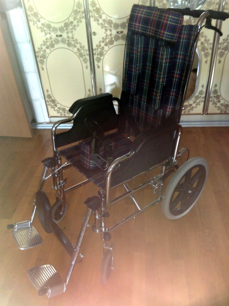 Куплю инвалидную коляску б у на авито. Инвалидная каталка стоячий. Кресло каталка для инвалидов б/у. Кресло каталка раздвижная. Каталка для инвалидов в аэропорту.