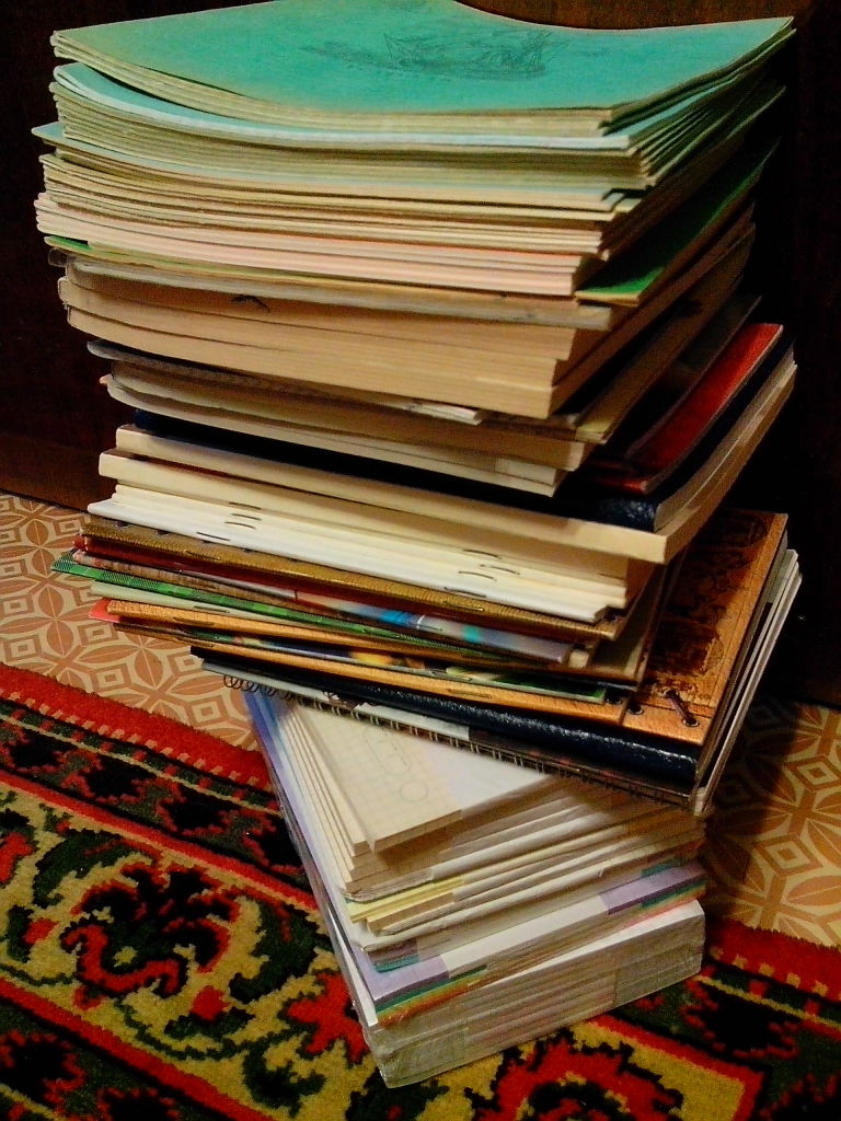 На столе лежали книги и тетради