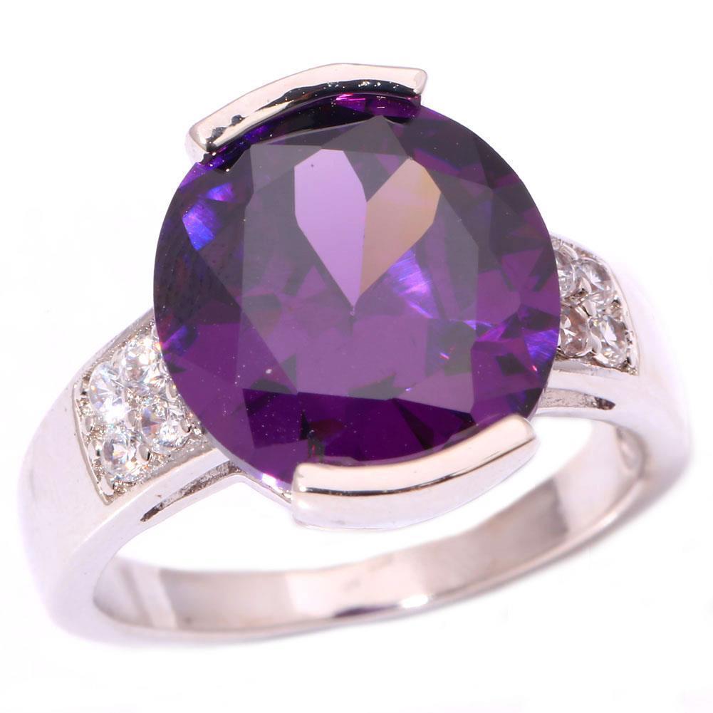 Фиолетовый камень в кольце