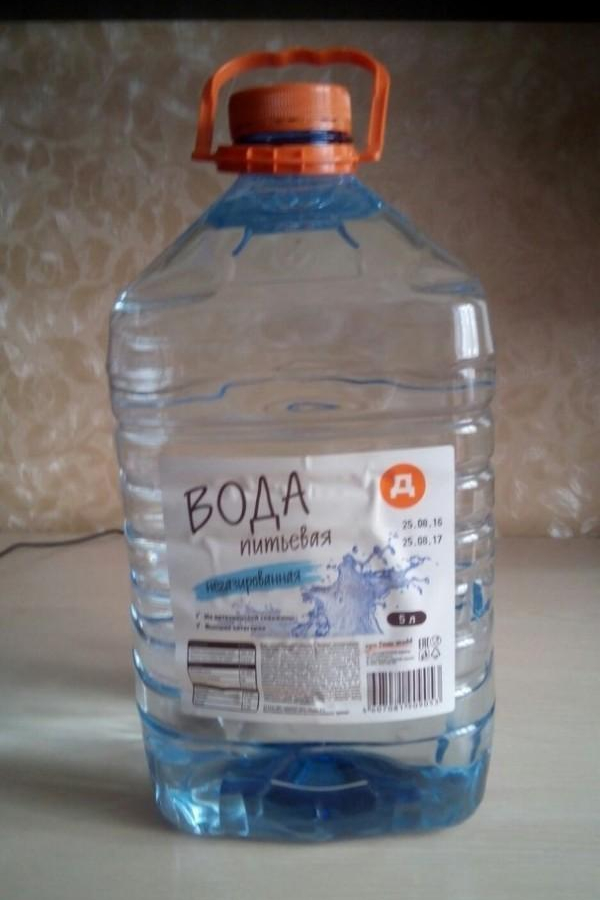 Сколько стоит литровые бутылки. Вода питьевая Дикси 5л. Дикси вода 5л. Пятилитровая бутылка воды. Вода 5 литров.