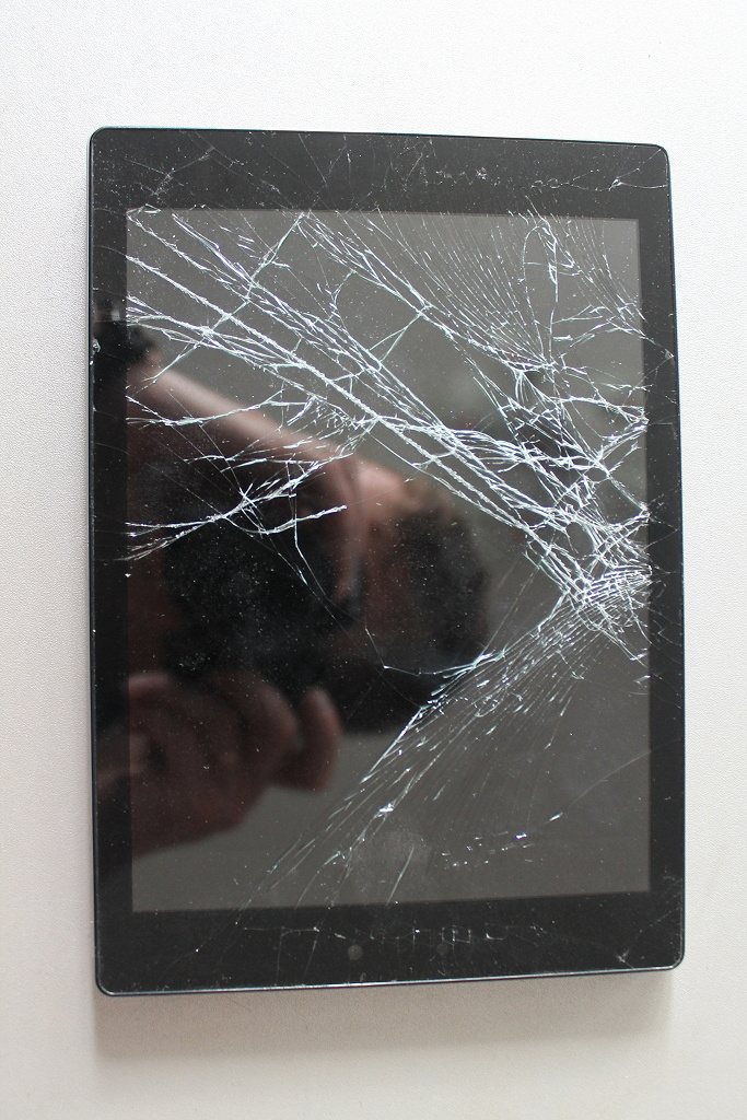 Разбитый дисплей планшета. Что делать если планшет разбит. Разбитый планшет хуавей. Разбитый дисплей планшета. Планшет хуавей разбит экран.