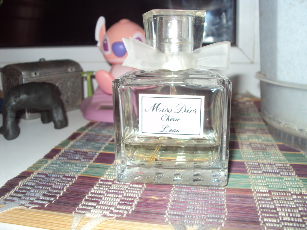 Духи-даром оригинал. Духи даром. Туалетная вода королевская лилия. Духи даром. Духи дарудар.