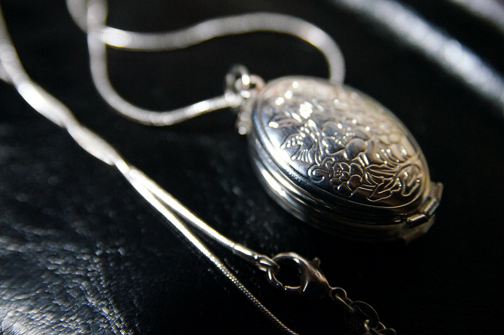 Медальон. Медальон. Серебряный медальон с секретом. Кулон медальон. Кулон с секретом.