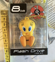 Отдается в дар USB флешка Looney Tunes 8 гб