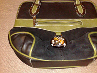 Отдается в дар аксессуары для сумки: бабочка и саквояж