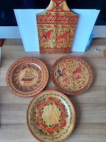 Отдается в дар Декоративные тарелочки и доска из дерева с росписью
