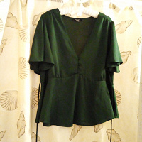 Отдается в дар Зеленая блузка 54 размер на невысокую