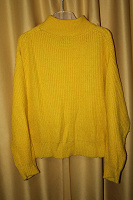 Отдается в дар Желтый свитер