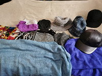 Отдается в дар Шапки, шляпки, шарфы женские