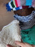 Отдается в дар Вязаные аксессуары: шапки, шарфы
