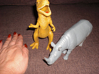 Отдается в дар Динозавр и носорог