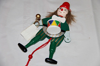 Отдается в дар Сувенир — дергунчик «Клоун с барабаном»