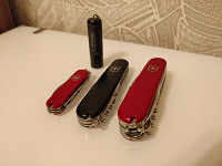 Отдается в дар Ножи Victorinox, мультитул Leatherman и фонарик Led Lenser