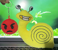 Отдается в дар Мягкая игрушка улитка и подвеска смайл