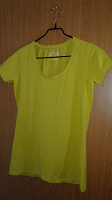 Отдается в дар Женская базовая футболка яркого желто-горчичного цвета, отличное состояние.