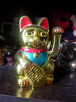 Отдается в дар Манеки-неко: кот удачи (кот, машущий лапкой)